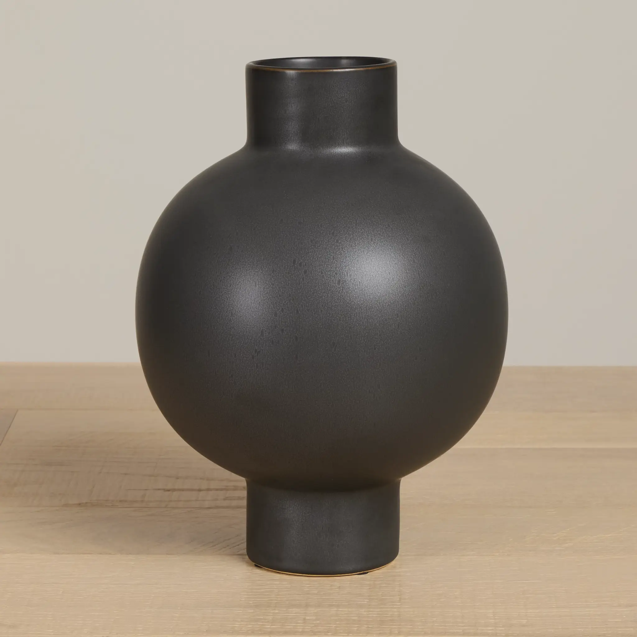 Doni Black Medium Vase Doni Black Medium Vase