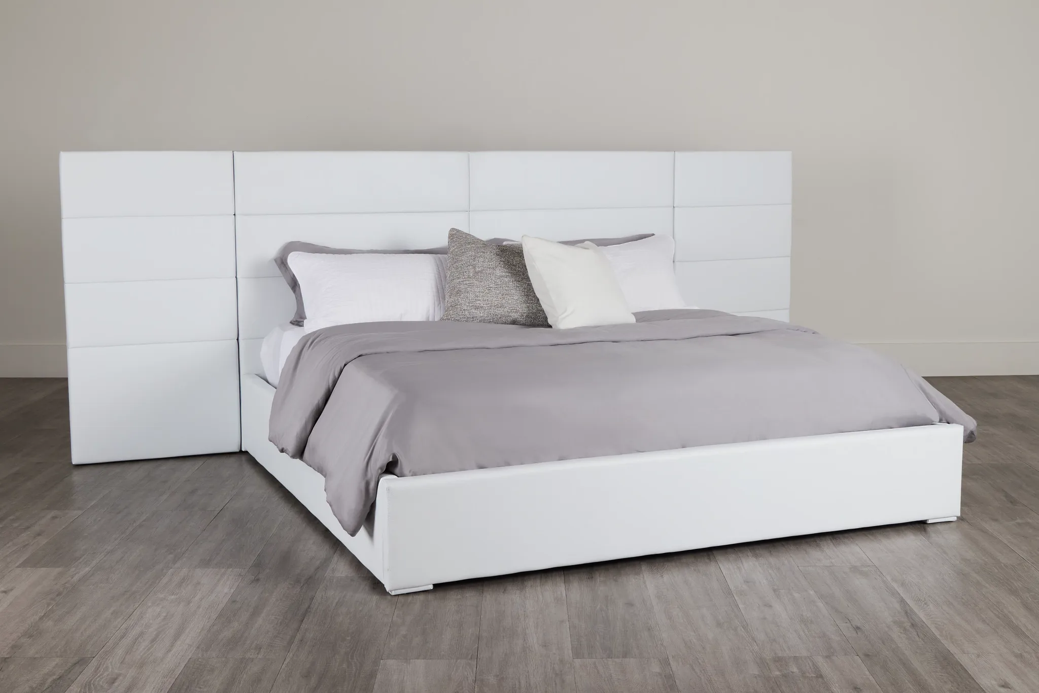 Doral White Uph Spread Bed