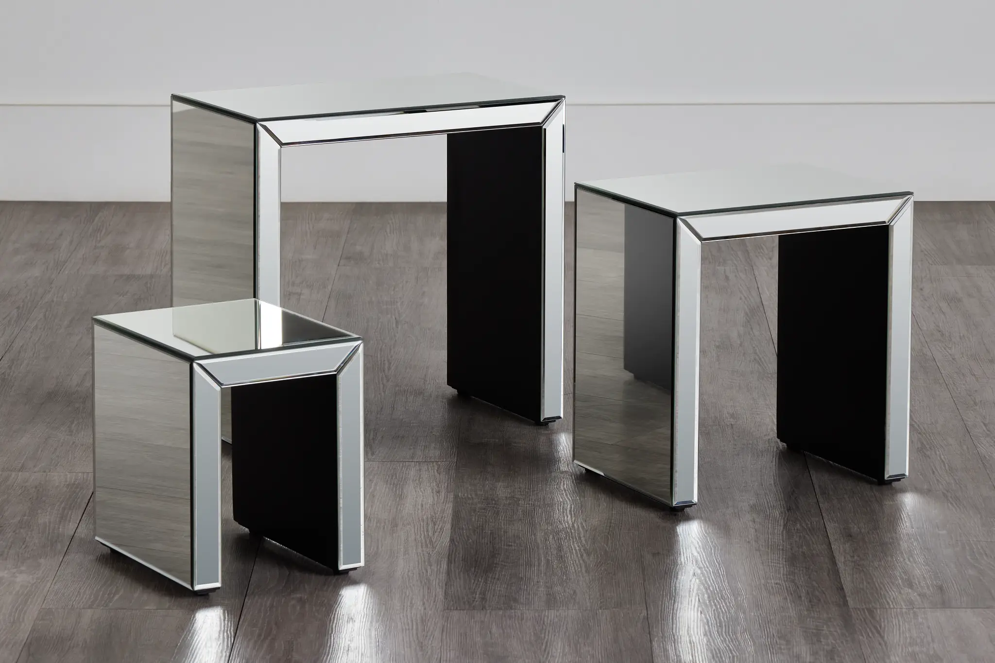 Alexia Silver Mirrored Nesting End Table Alexia Silver Mirrored Nesting End Table