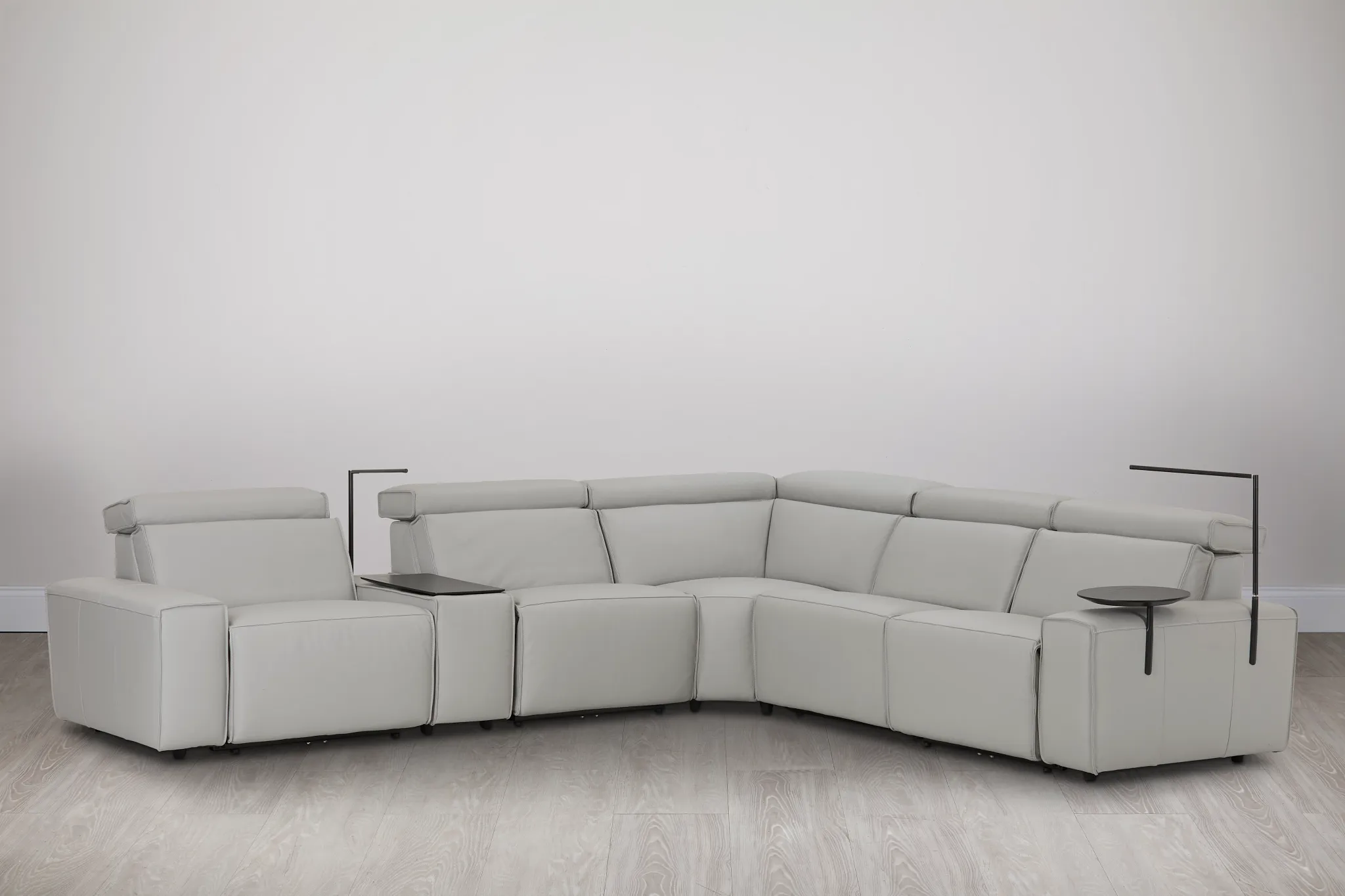 Carmelo Gray Leather Medium Dual Power Sectional W/right Table & Light