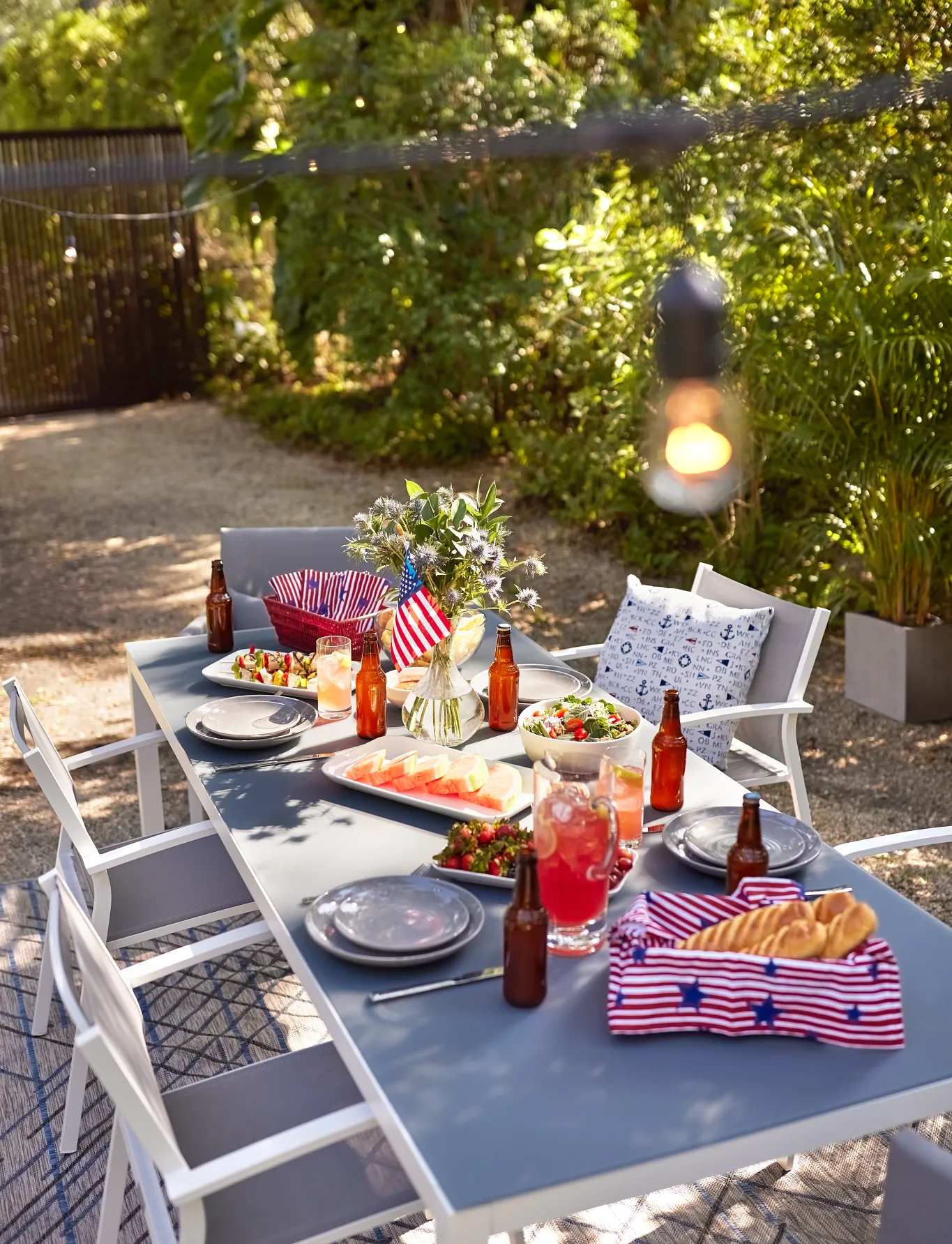 2. Stylish Outdoor Dining: From Backyard BBQs to Balcony Brunches