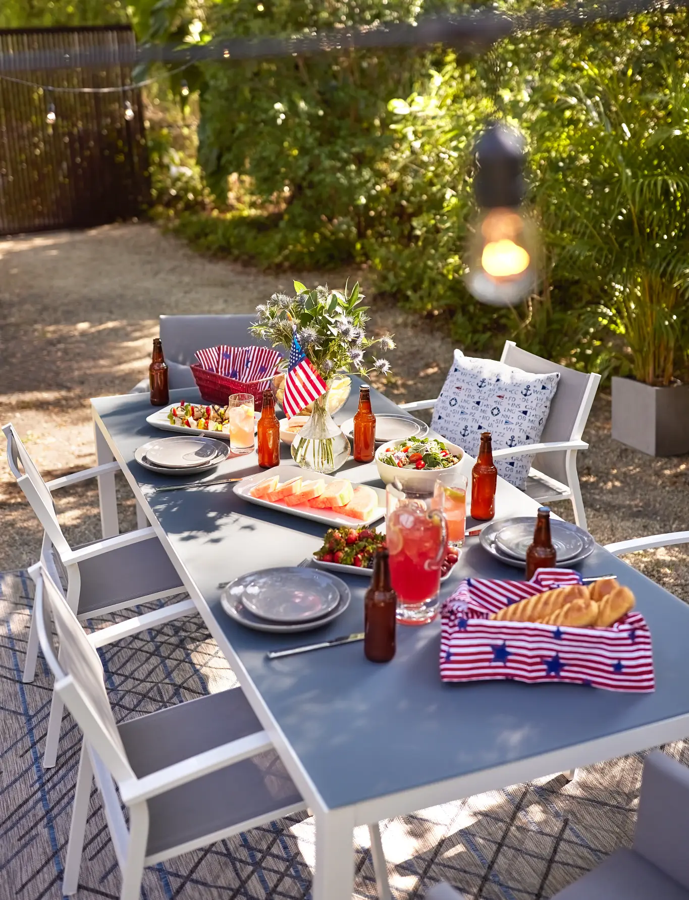 2. Stylish Outdoor Dining: From Backyard BBQs to Balcony Brunches 2. Stylish Outdoor Dining: From Backyard BBQs to Balcony Brunches
