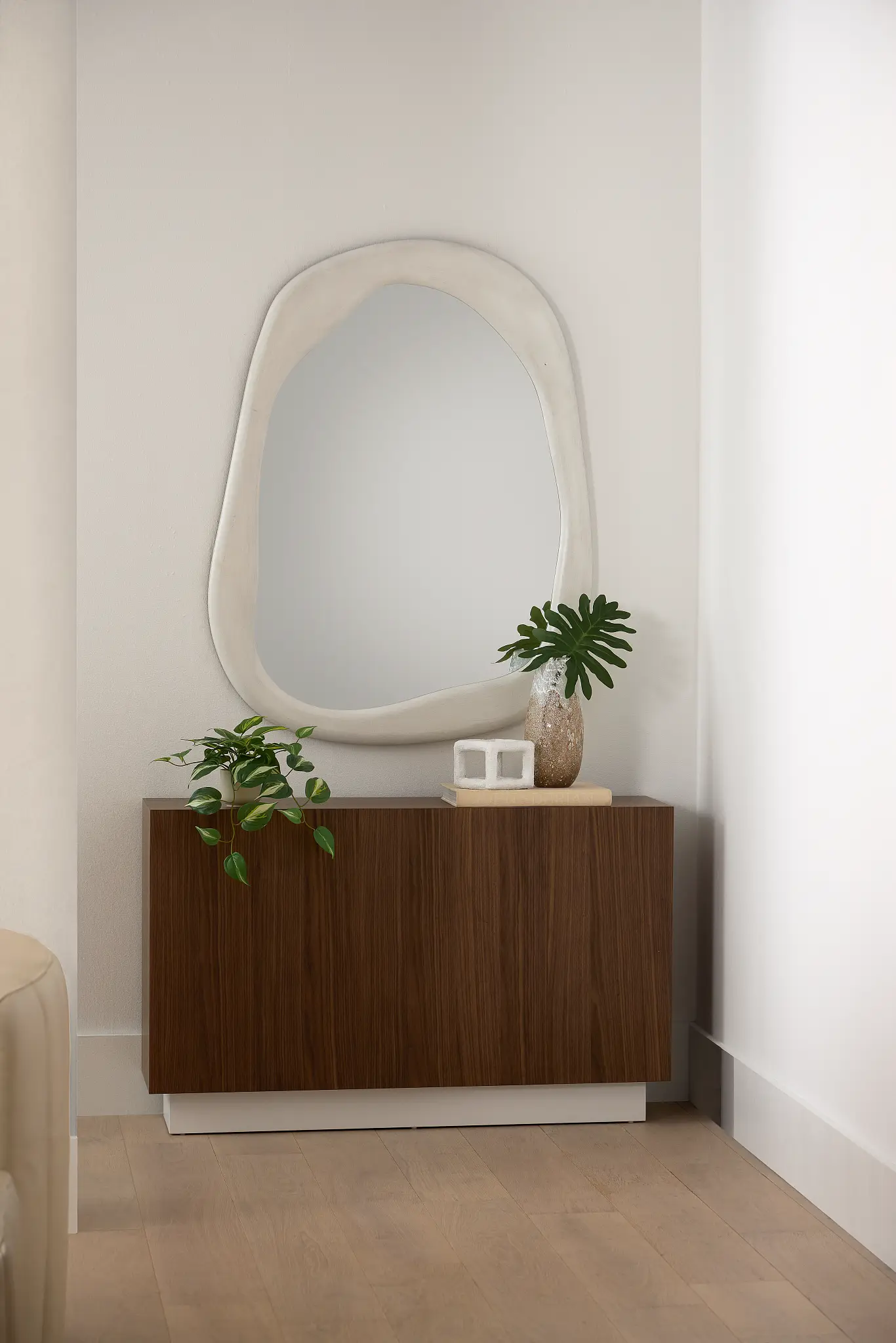 4. How Mirrors Enhance Light and Space in Entryways 4. How Mirrors Enhance Light and Space in Entryways
