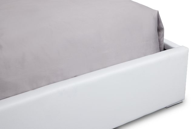 Doral White Uph Spread Bed