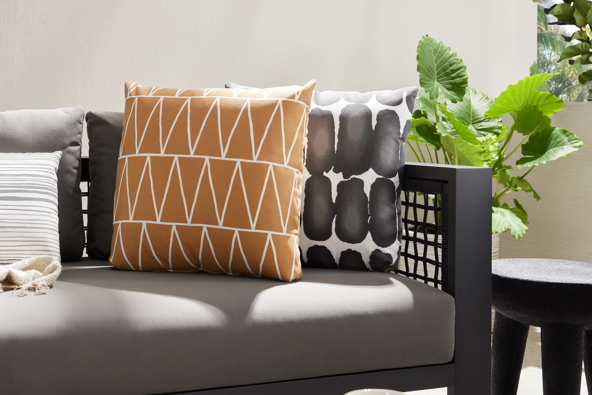 Shiba Dot Black 20" Indoor/outdoor Accent Pillow