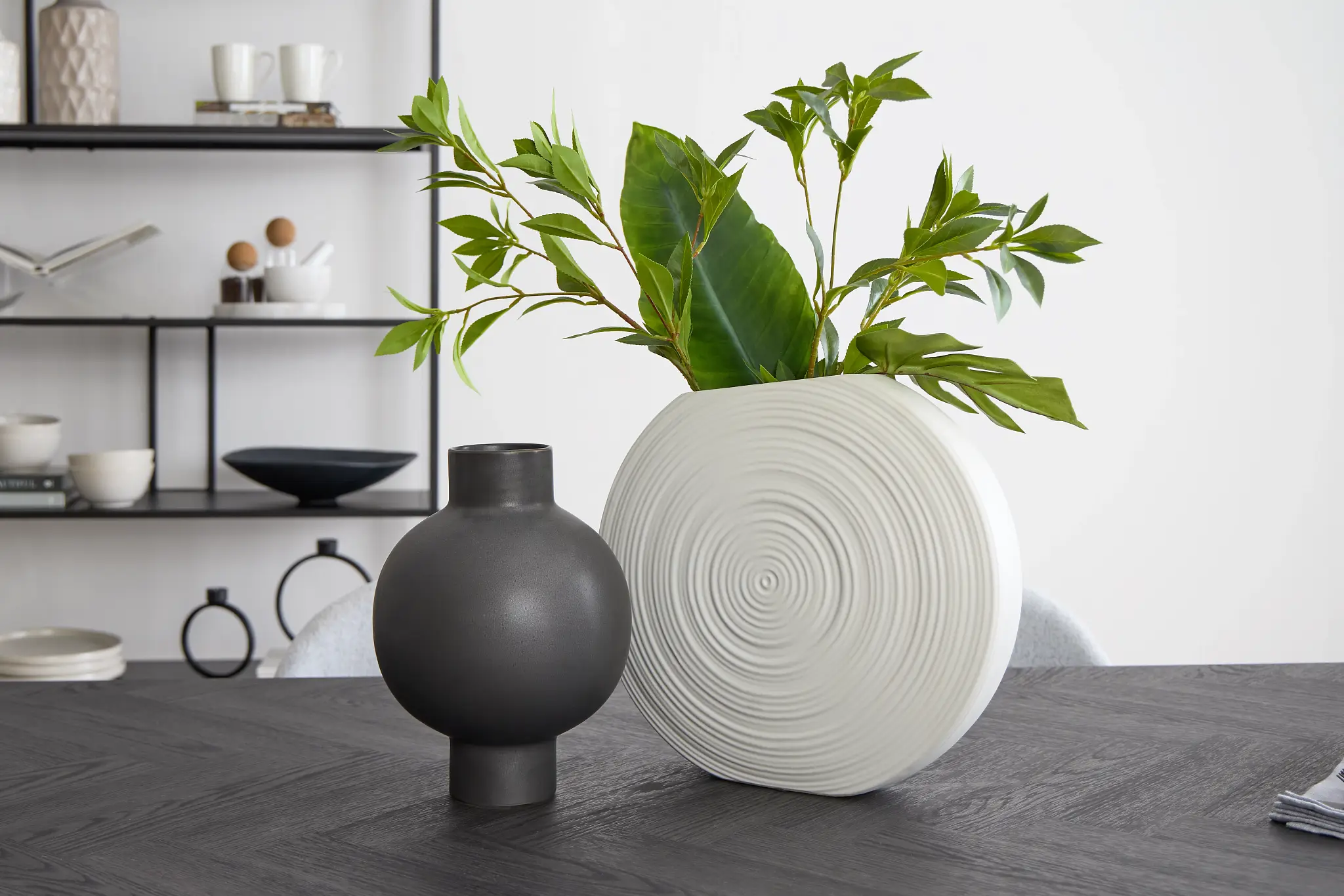 Doni Black Medium Vase Doni Black Medium Vase