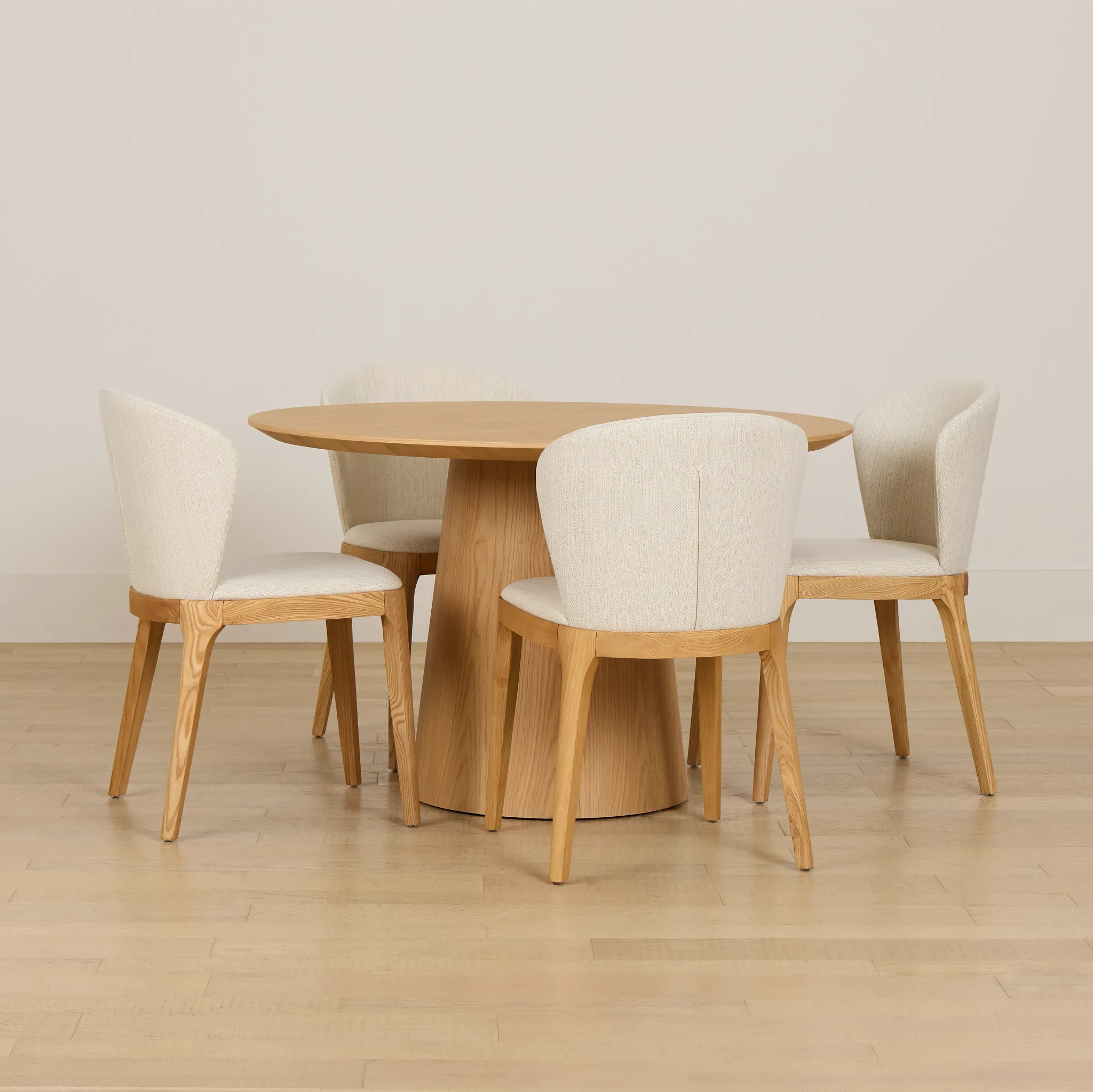 Nomad Light Tone 47" Round Table &4 Light Beige Chairs W/light Tone Leg