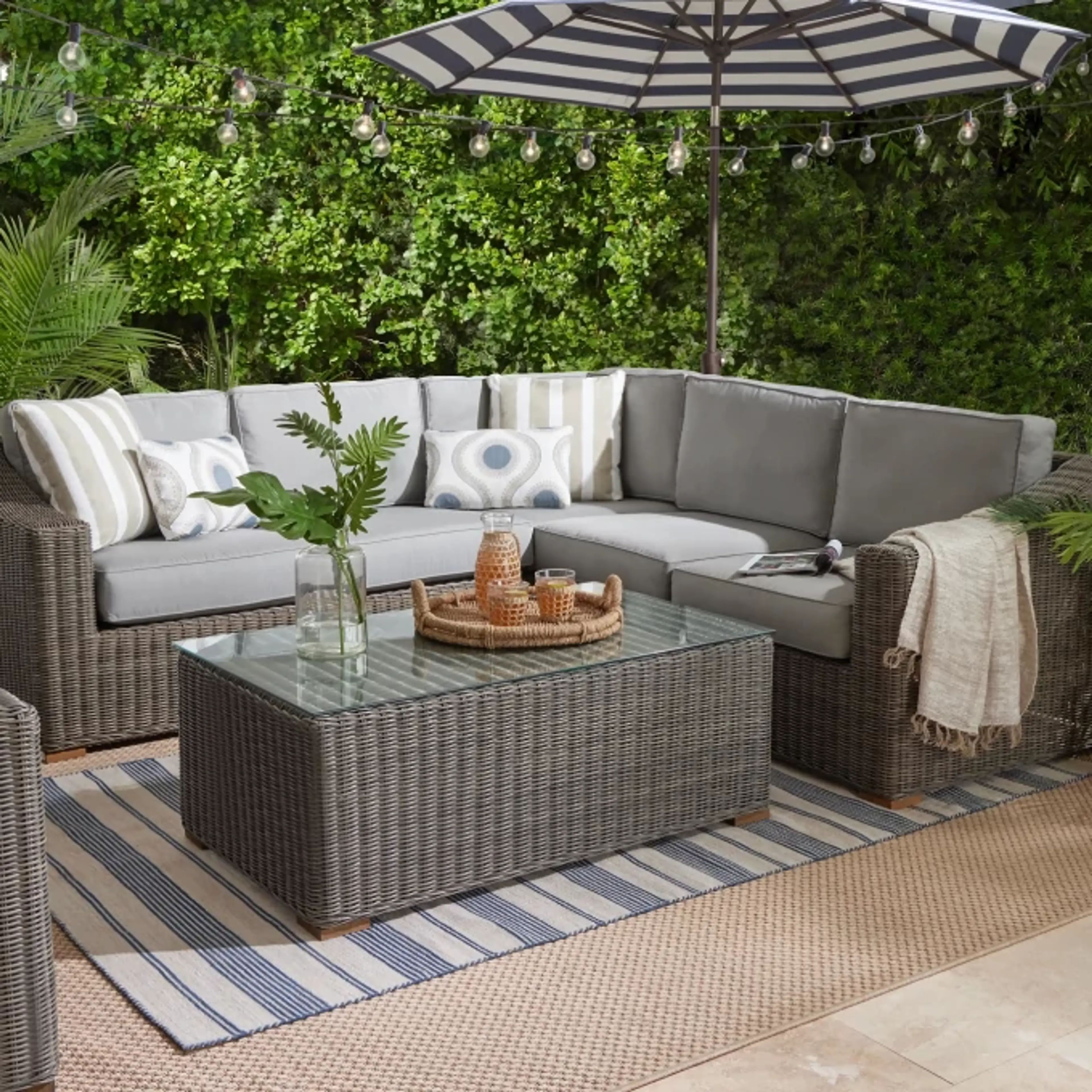 SECTIONALS & SOFAS