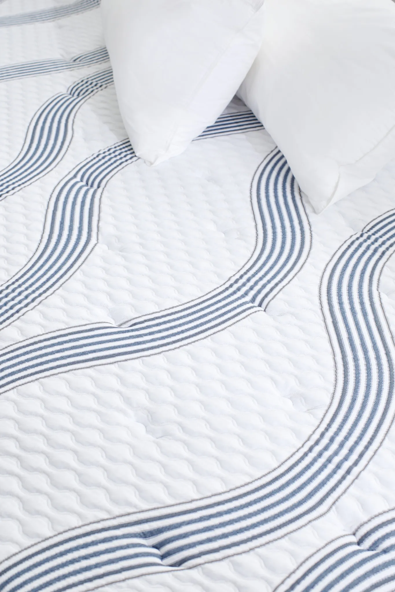 Lucy Light Gray Uph Platform Bed