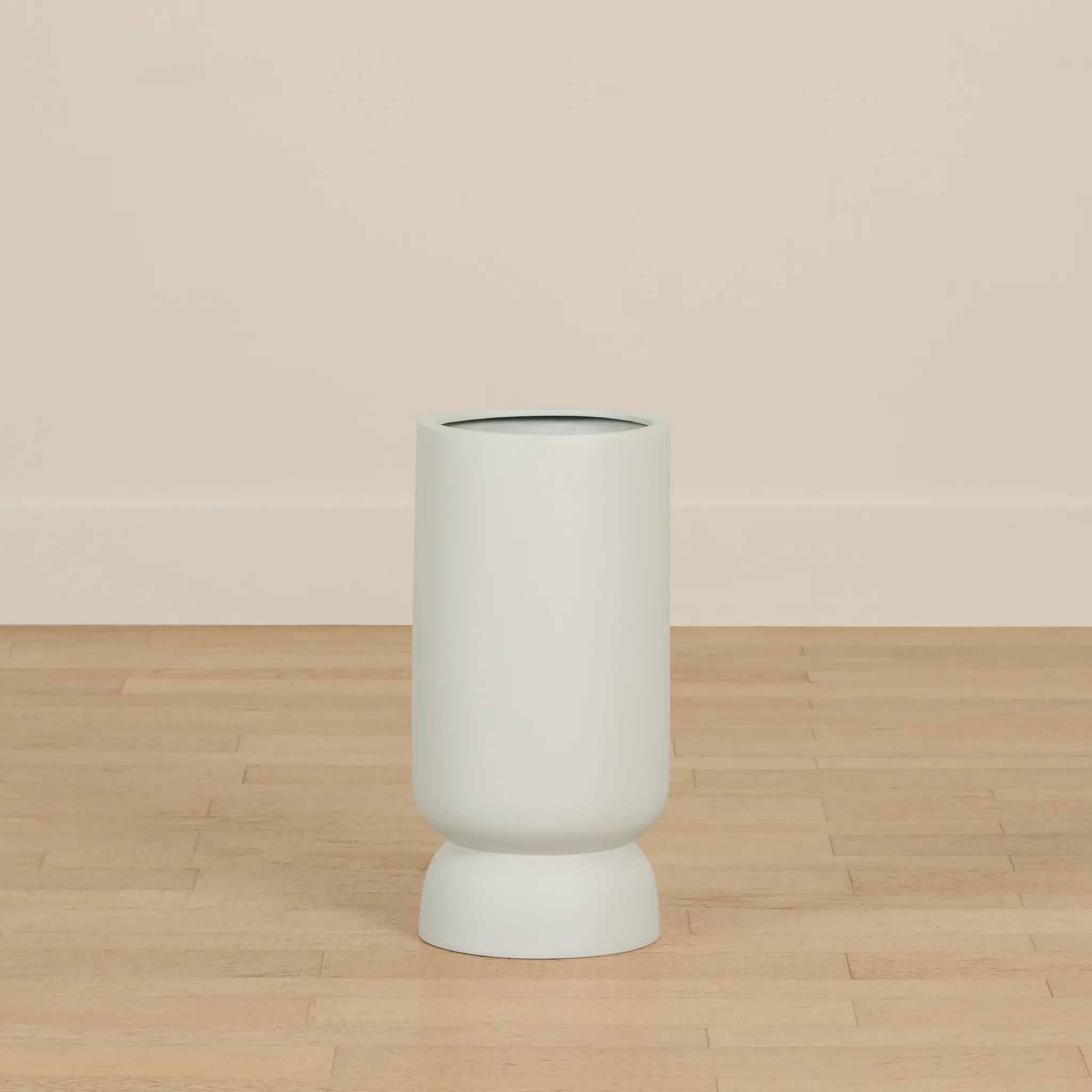 Wilde Ivory Medium Planter