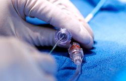 Scientifique regardant à travers un microscope.