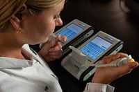 technicienne utilisant l’équipement pour des tests rapides d’endotoxines Endosafe nexgen-PTS