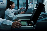 technicienne de laboratoire exécutant un test LAL colorimétrie cinétique à l'aide du lecteur de microplaques d’incubation BioTek®