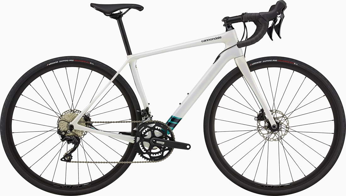 White Cannondale Synapse 105 WMN carbon road bike with Shimano 105 groupset and hydraulic disc brakes.