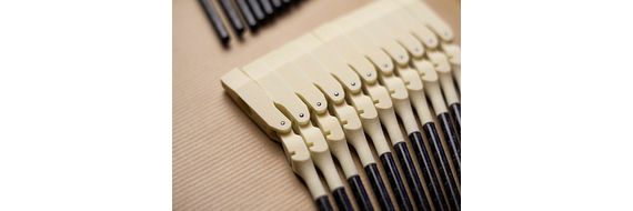 Marteaux imprimés dans un piano. Piano à queue avec pièces imprimées