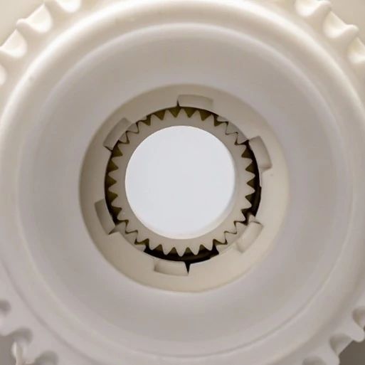 Front view of the gearbox: in the centre, the sun gear, around it, the four planetary gears