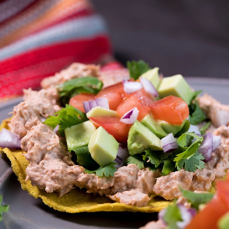 https://embed.widencdn.net/img/mccormick/4kzhw96fsz/800x800px/tostadas_mexicanas_de_atun.jpg?color=ffffffff&crop=true&q=80&u=qwwekl