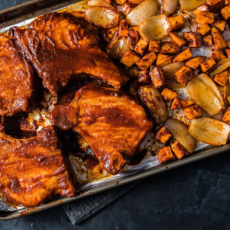 Côte de porc et patates douces rôties et pimentées à la sauce Frank's Xtra Hot