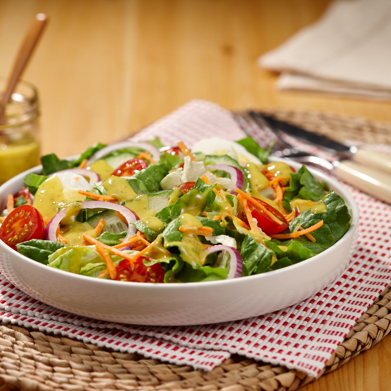 Salade verte et vinaigrette crémeuse à la moutarde HelloFlavour.ca