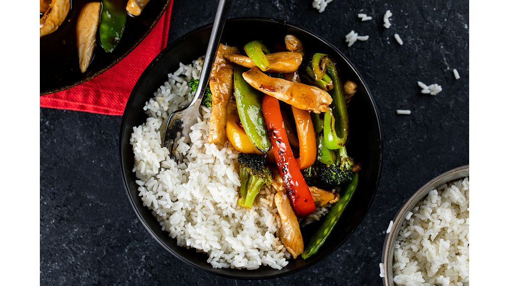 https://embed.widencdn.net/img/mccormick/pbe6vm2ntq/1009x567px/Stingin-Honey-Garlic-Chicken-Veggie-Stir-Fry?crop=true3&q=80&u=o2hyef