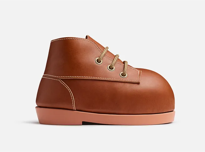 Side view of Mario's boot