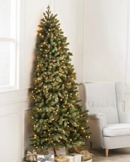 Ein platzsparender halber Weihnachtsbaum von Balsam Hill