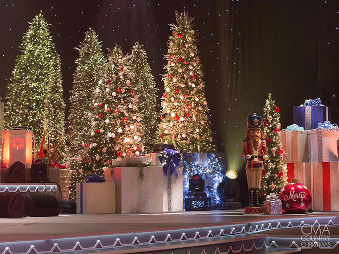 欧宝体育comBalsam Hill的高度逼真的人造圣诞树和永恒的节日décob视讯官网or使我们成为您最喜欢的节目的场景设计师的首选，包括艾伦，CMA乡村圣诞节，医生，斯蒂芬·科尔伯特的深夜秀，等等。