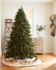Sapin de Noël pré-illuminé avec décoration en bois autour du pied