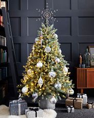 Un sapin épicéa bleu royal pré-illuminé de Balsam Hill décoré de boules de Noël blanches