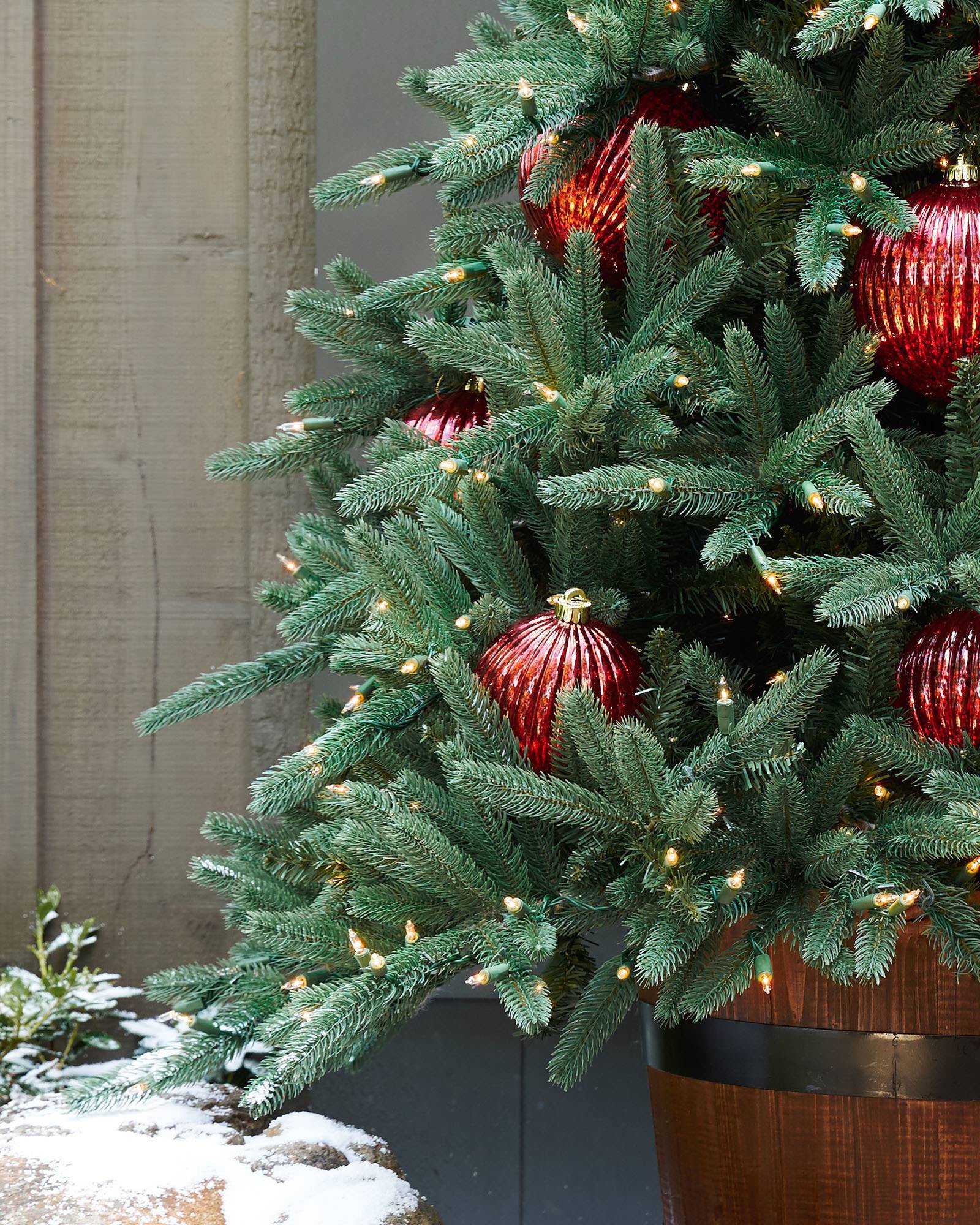 Oakville Narrow Outdoor Christmas Tree