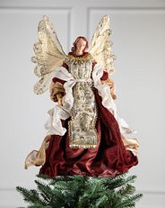 Une figurine d'ange au sommet d'un sapin de Noël