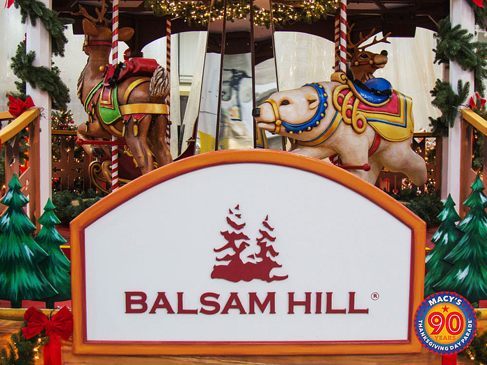 梅西的感恩节大游行——Balsam Hill与梅西百货合作欧宝体育com打造了“装点大厅”，这是一辆奇妙的花车，在梅西的感恩节大游行中将圣诞节的魔力赋予了生命。