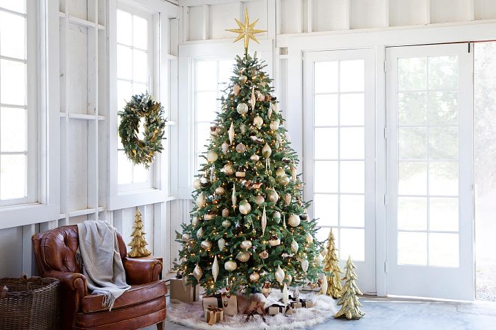 Decked & Styled Holiday Tour - A Christmas Bedroom - ZDesign At Home  Best  christmas tree decorations, Cool christmas trees, Elegant christmas trees