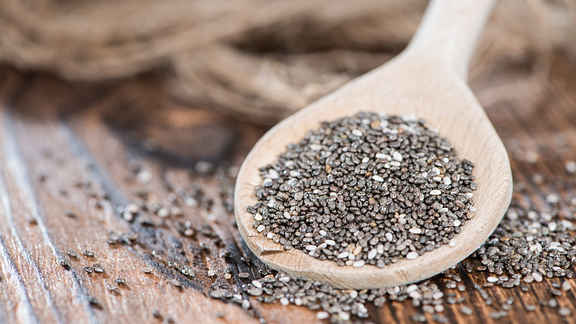 Image de graines de chia dans une cuillère en bois