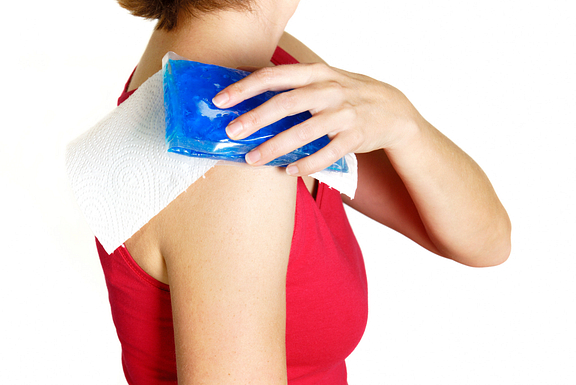 ice pack on shoulder