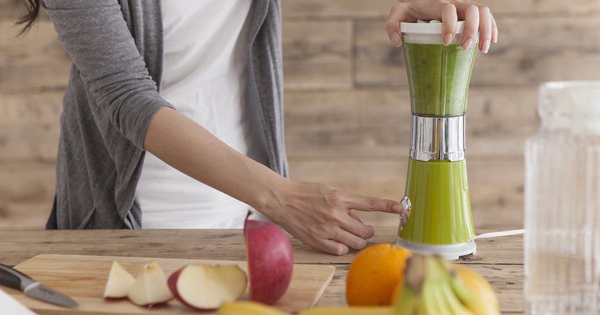 12 Handy Kitchen Tools For Those With Arthritis   Women Blending Green Smoothie 