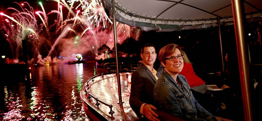 Bote VIP Pareja observando fuegos artificiales a bordo de un bote privado de Walt Dinsey World Resort en Orlando, Florida.