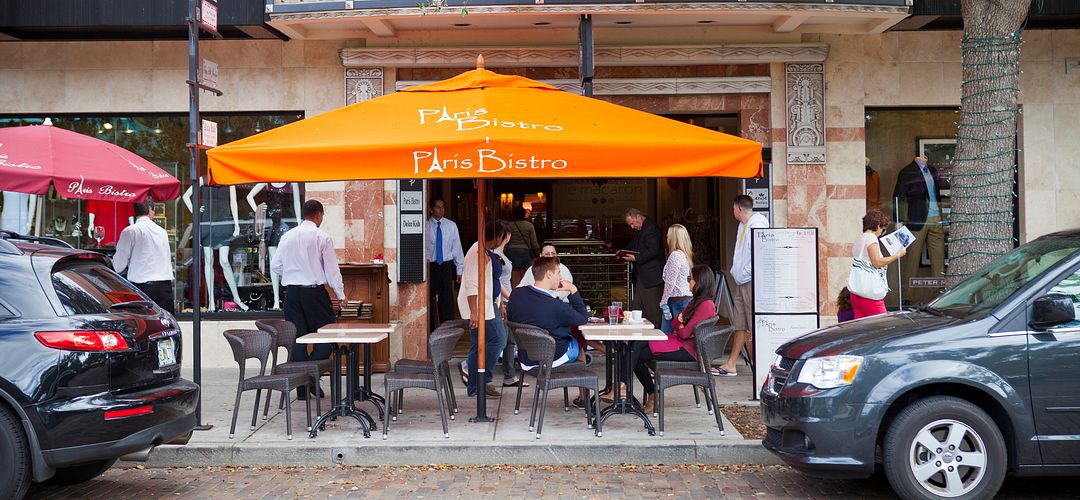 Winter Park Comida al aire libre en Paris Bistro, con Shops on Park al fondo, en Park Avenue in Winter Park