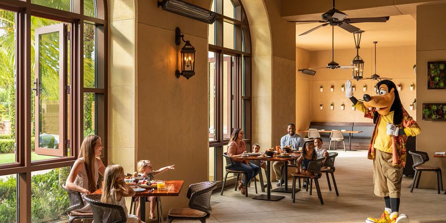 10 Places To Dine With Characters Around Orlando