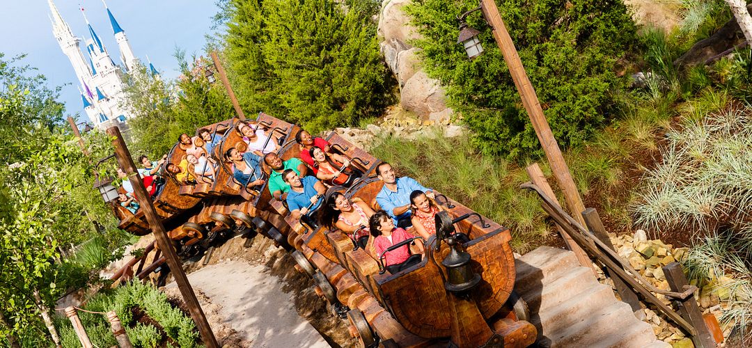 Visitante no Seven Dwarves Train no Magic Kingdom Guests riding Seven Dwarves Train
