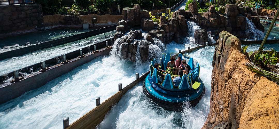 Infinity Falls Visitantes ficando encharcados em um bote no SeaWorld's Infinity Falls