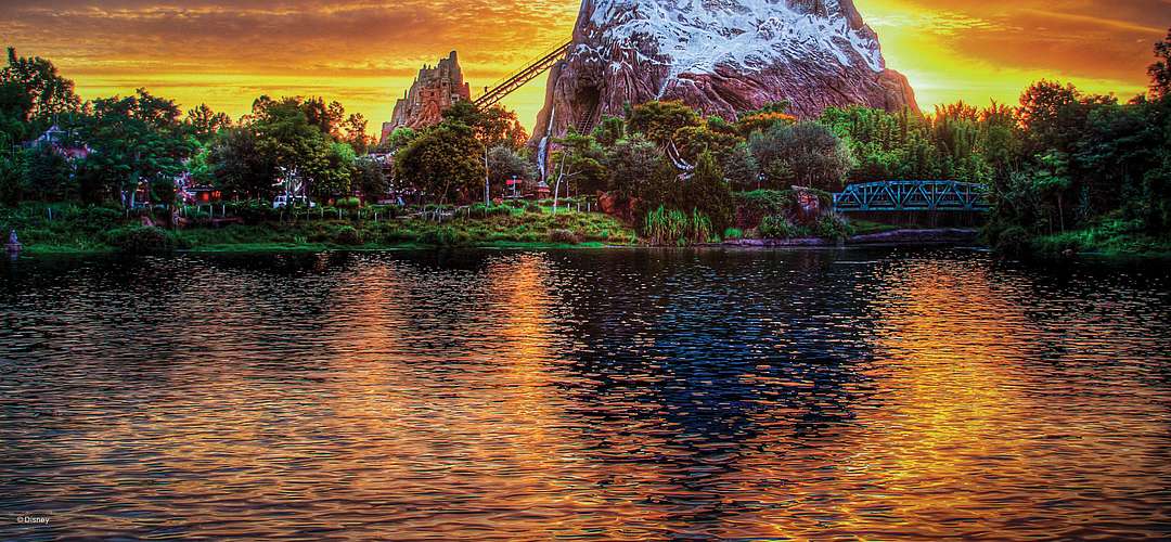 Expedition Everest Expedition Everest montaña rusa en Disney's Animal Kingdom Theme Park al atardecer