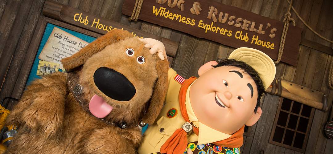 Dug y Russell en el parque Disney's Animal Kingdom Dug & Russell's Wilderness Explorers Club House en el parque Disney's Animal Kingdom.