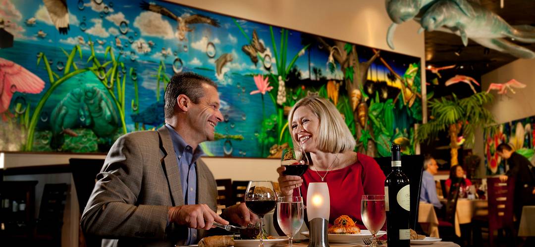 Rosen Centre Hotel Una pareja comiendo en el Everglades Restaurant de Rosen Centre Hotel