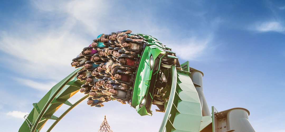 The Incredible Hulk Coaster® do Universal's Islands of Adventure™ A montanha-russa The Incredible Hulk Coaster gira em suas espirais enquanto os passageiros gritam e se divertem