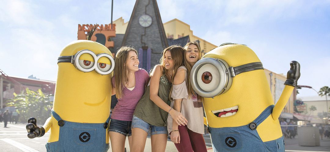 Minions en Universal Studios Florida Tres amigos posando con dos Minions en Universal Studios Florida