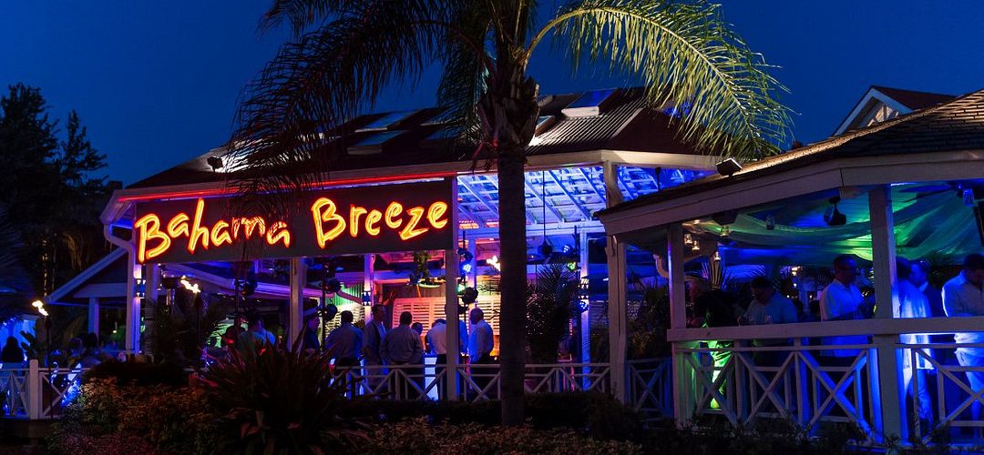 Bahama Breeze Patio del Bahama Breeze por la noche