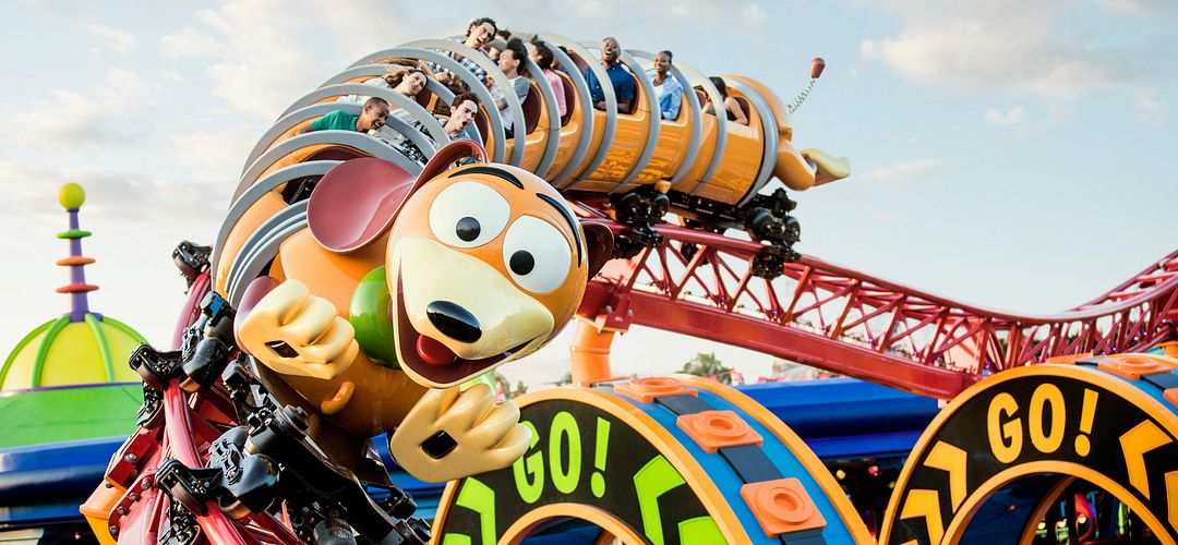 Visitante na Slinky Dog Roller Coaster no Hollywood Studios do Walt Disney World Resort, em Orlando, Flórida. Slinky Dog Coaster