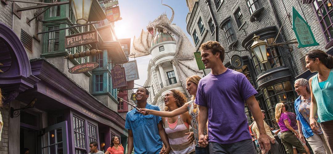Diagon Alley en Universal Studios Florida Personas caminando por un callejón en the Wizarding World of Harry Potter™ - Diagon Alley de Universal Studios Florida