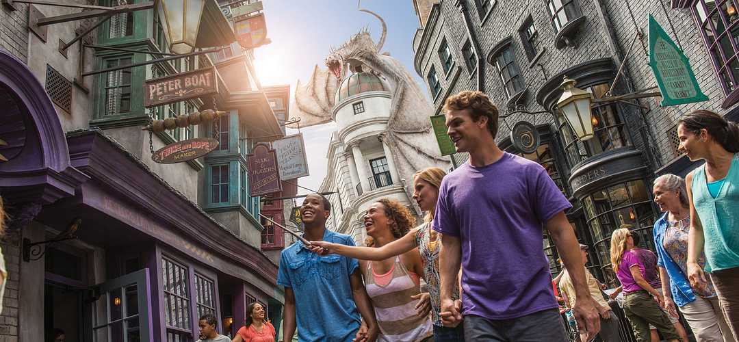 Hogwarts Castle em Hogsmeade no Universal's Islands of Adventure Grupo de amigos, sorrindo, de mãos dadas, indo para o Hogwarts Castle em Hogsmeade no Universal's Islands of Adventure.